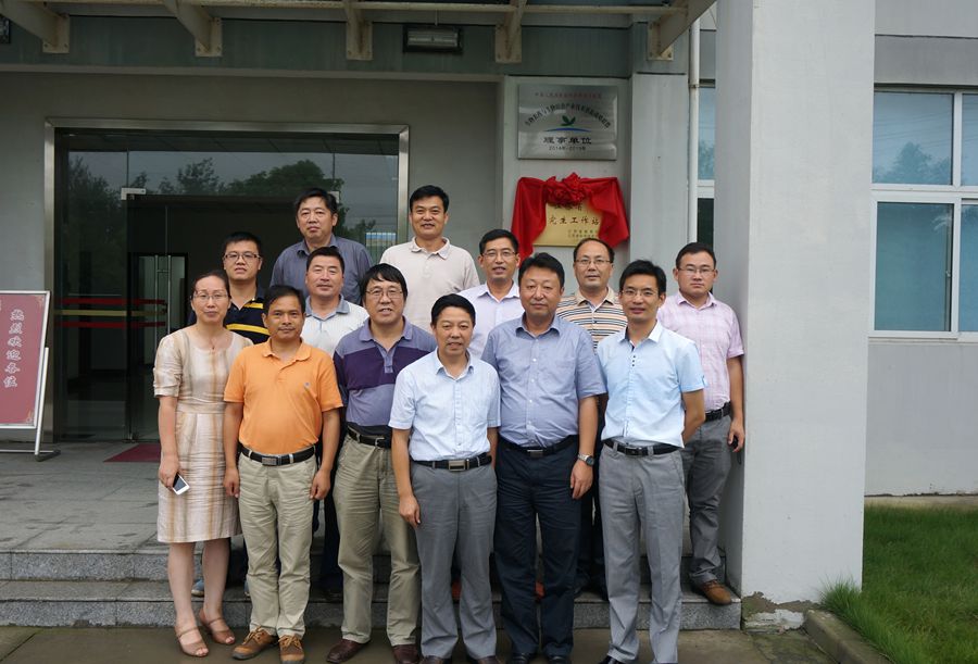 星空体育·(StarSky Sports)官方网站与南京农业大学共建的江苏省研究生工作站举行揭牌仪式